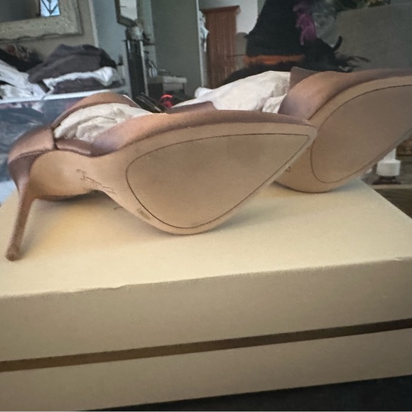 NWT - VINCE CAMUTO WARM TAUPE DELUXE SATIN STYLE IM-OYA —w/ORIGINAL BOX - Picture 4 of 7